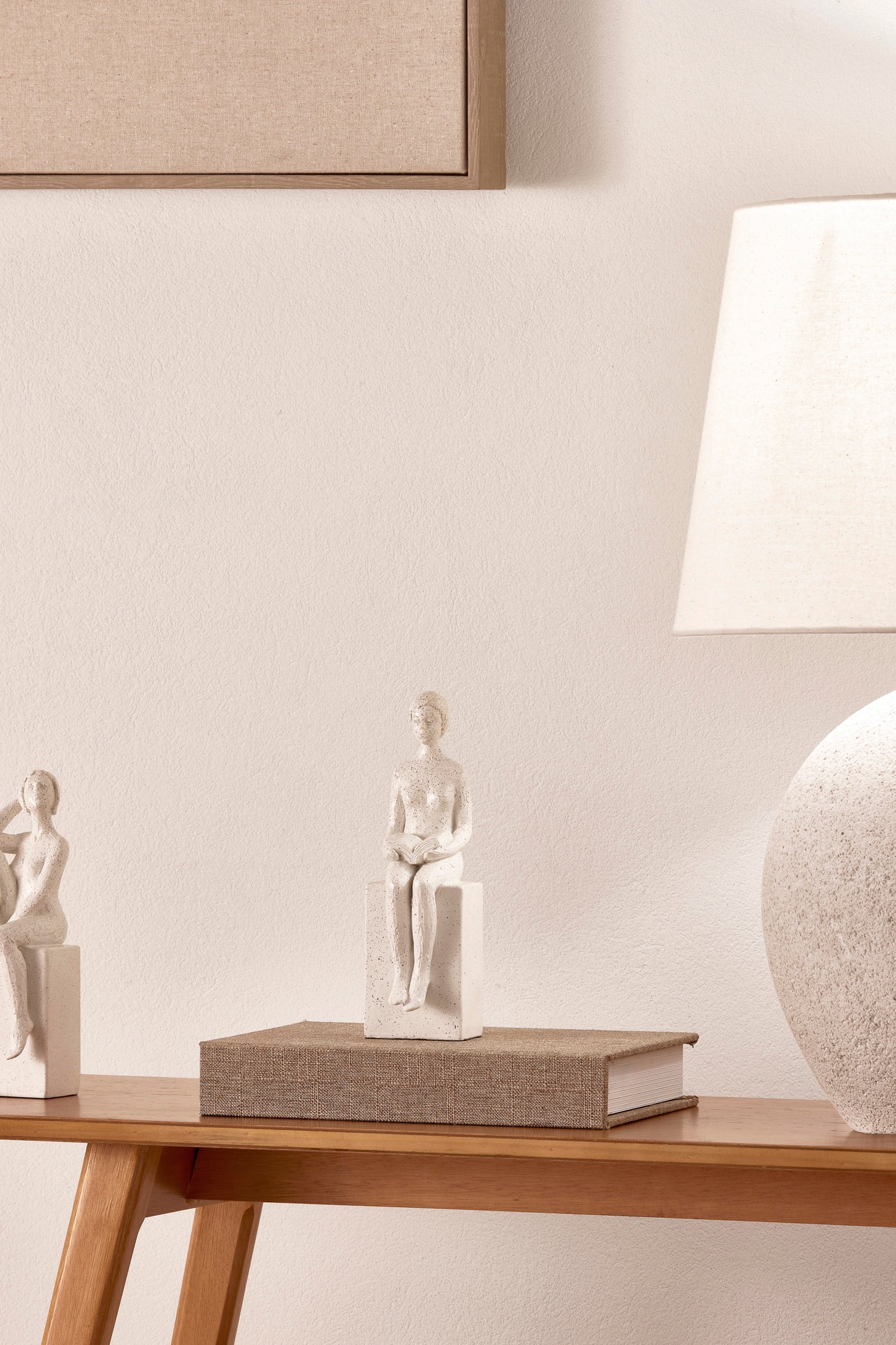 Escultura mulher em polirresina 20cm