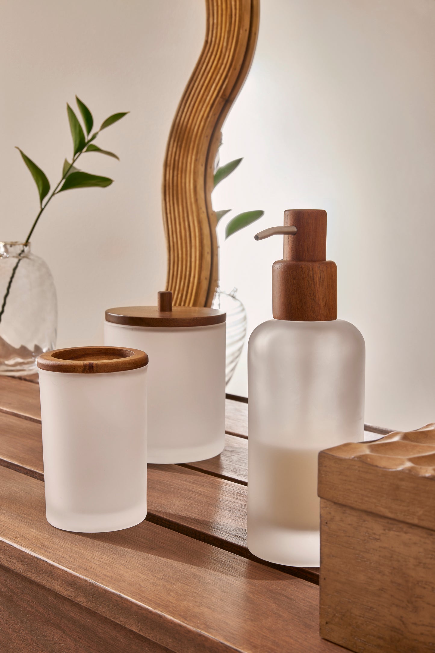 Conjunto de Banheiro em Vidro e Madeira | Estética Natural que Encanta