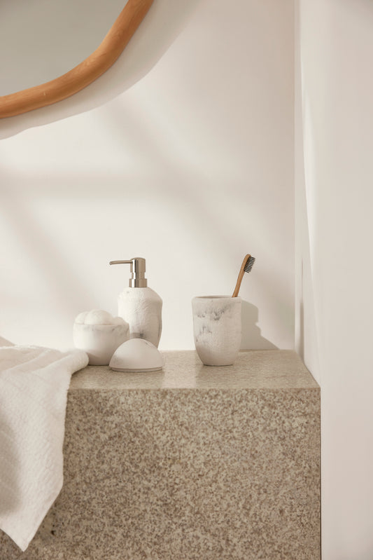 Kit Lavabo Branco MART Completo – Saboneteira, Porta Escova e Pote com Tampa