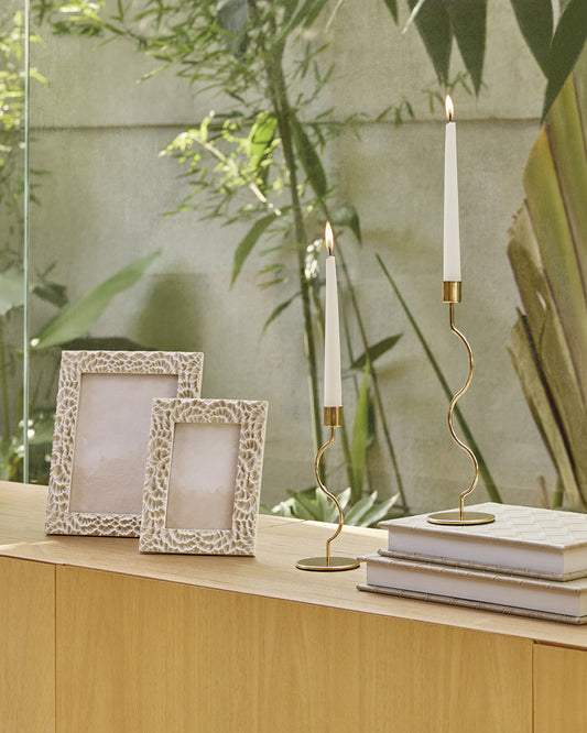 Castiçal Porta-Vela em Metal Dourado Ondulado