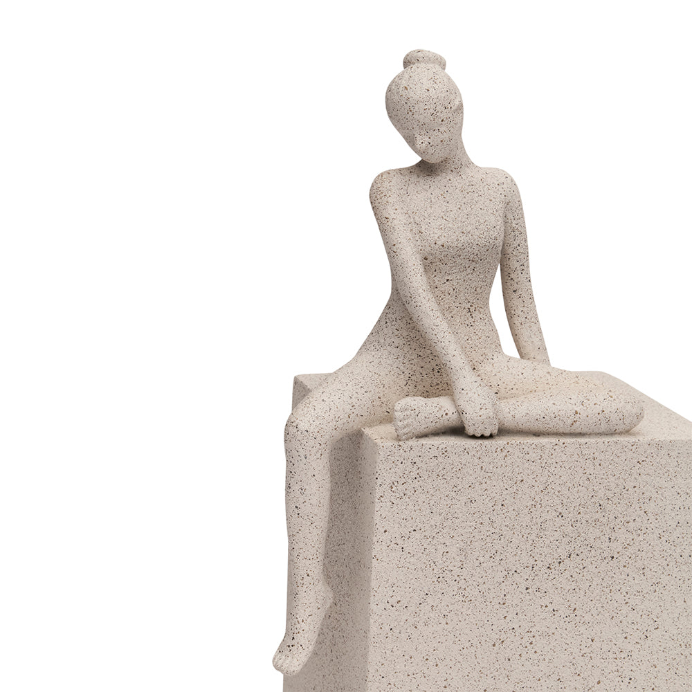 Escultura pessoa em polirresina 24cm