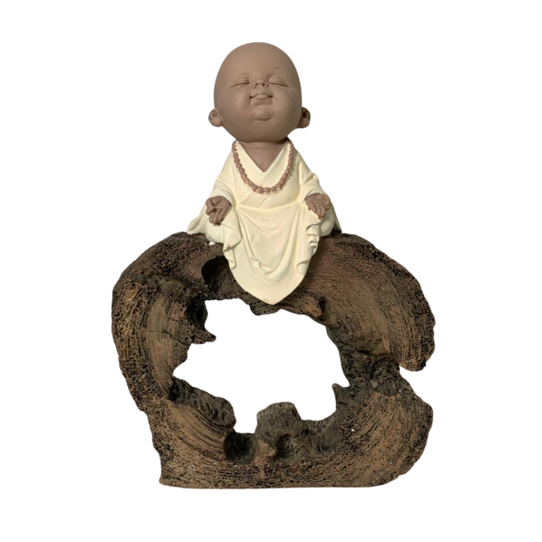 Escultura monge no tronco