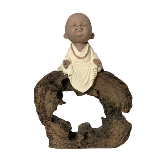 Escultura monge no tronco