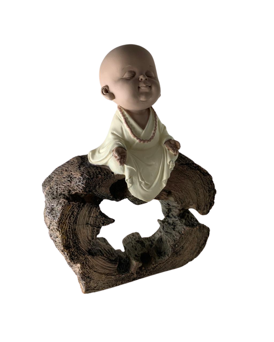 Escultura monge no tronco