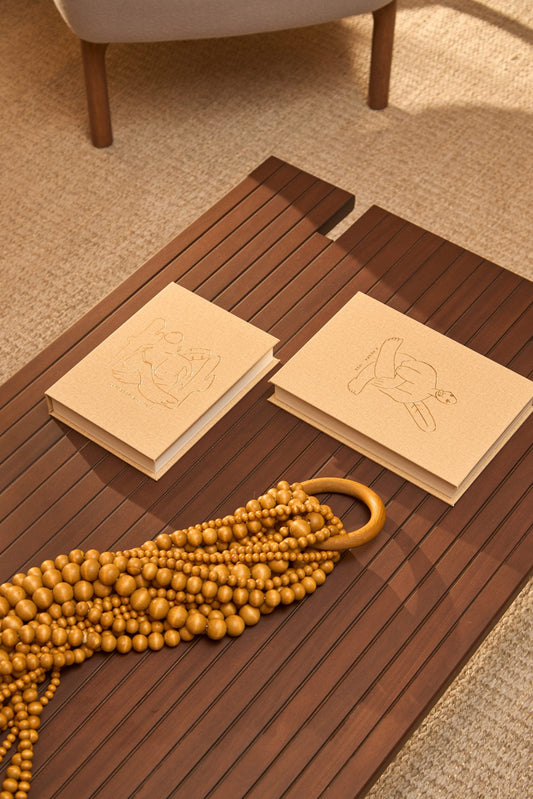 Colar Decorativo em Madeira e Livro Caixa Tarsila do Amaral: A Composição Perfeita Entre Arte e Design