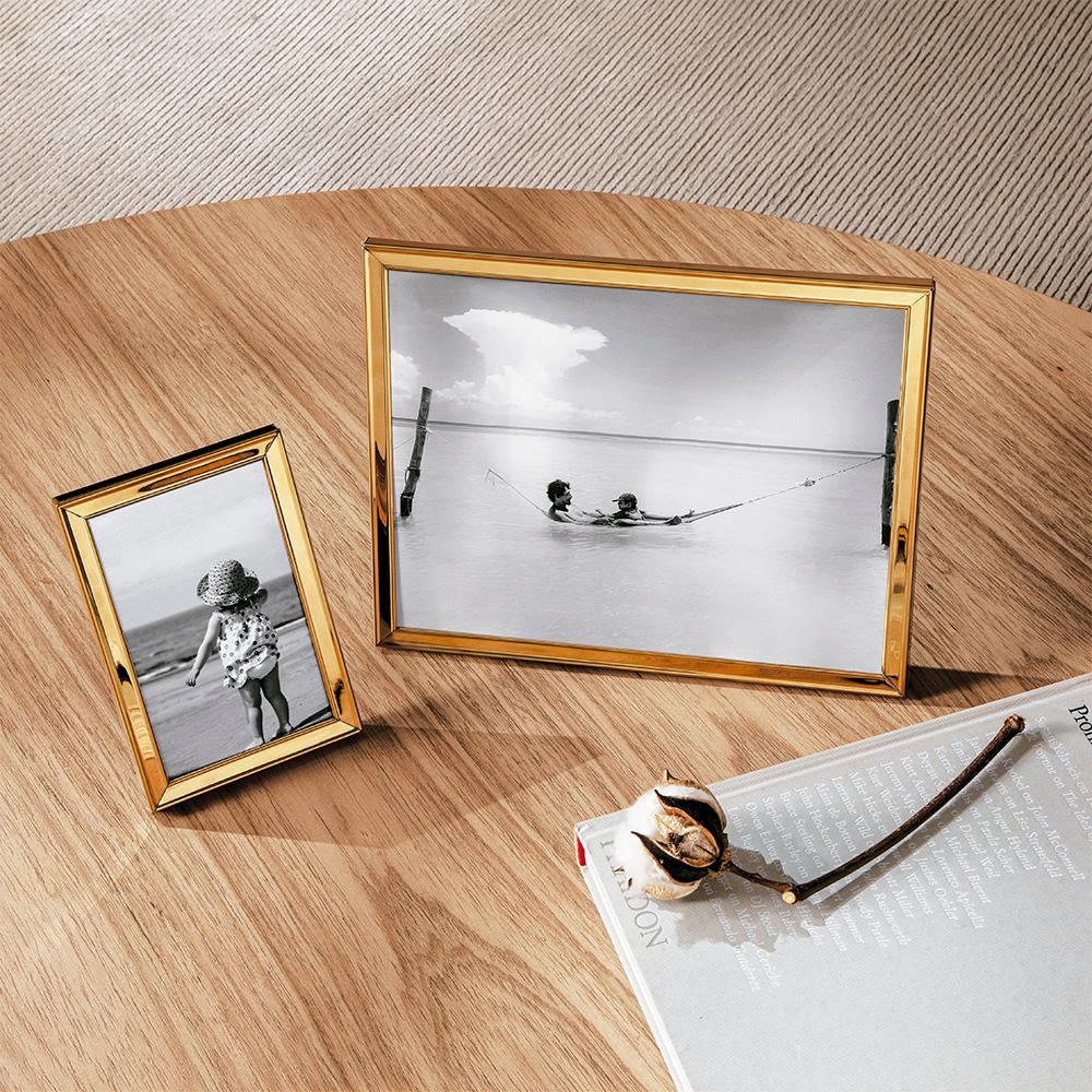 Porta-Retrato em Metal Dourado com Borda Detalhada | Elegância Premium