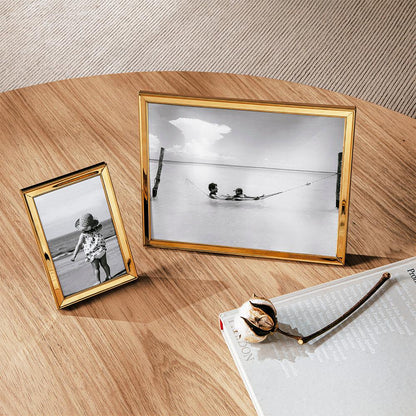 Porta-Retrato em Metal Dourado com Borda Detalhada | Elegância Premium