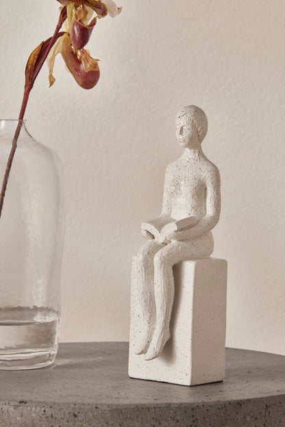 Escultura Decorativa Feminina Mulher Lendo