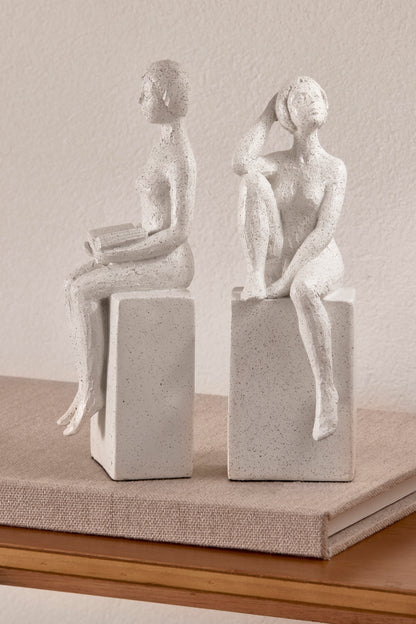 Escultura Decorativa Feminina Mulher Lendo