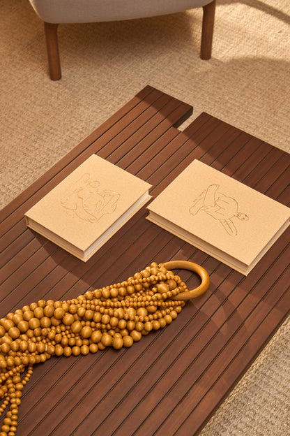 Colar decorativo em madeira
